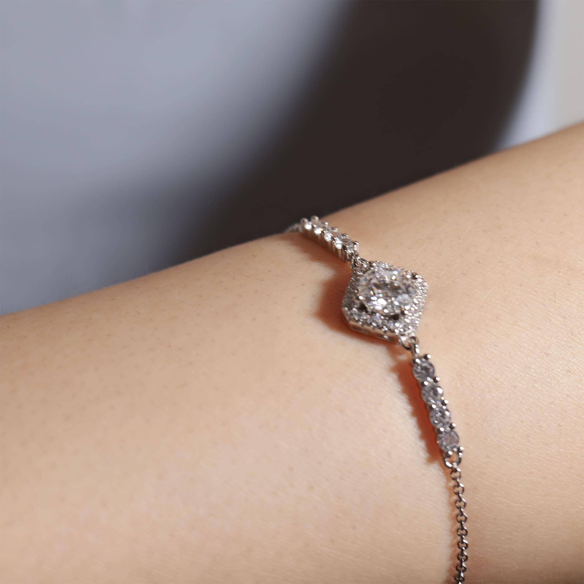 Silver bracelet with a diamond-like clasp