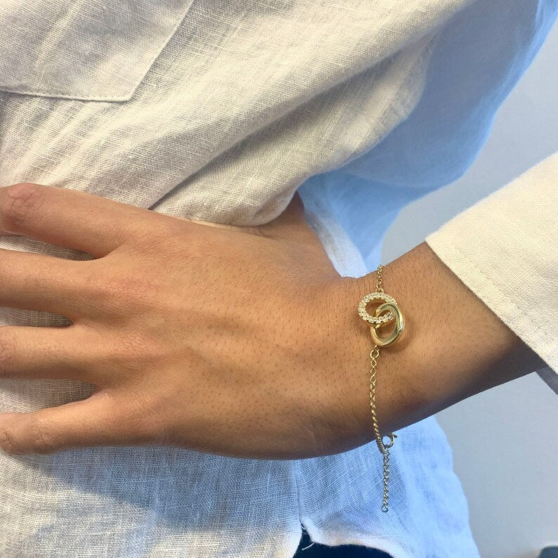 Minimal gold chain bracelet with an elegant knot design