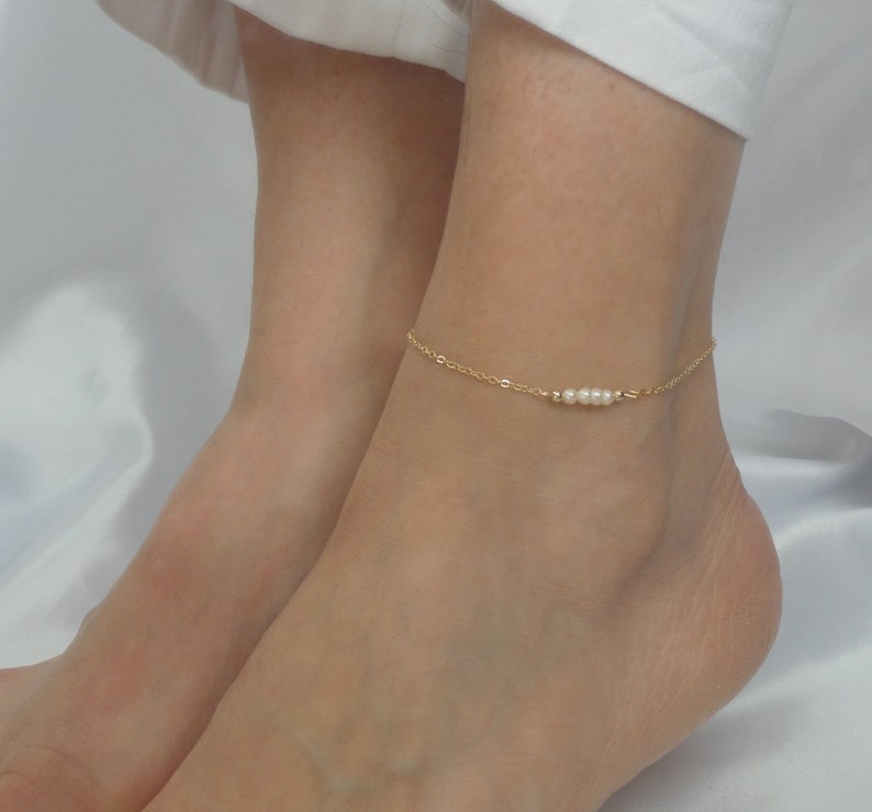 Gold anklet with pearls for women