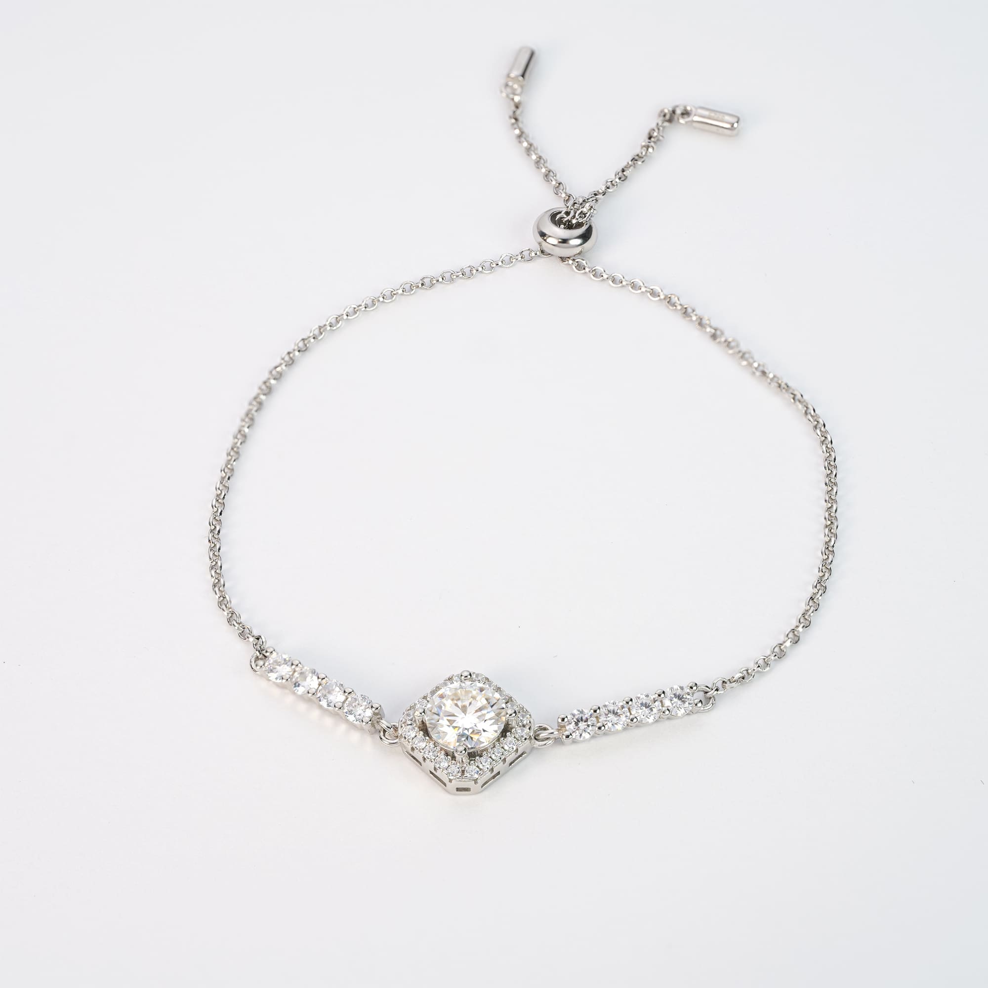 Silver bracelet with a central diamond