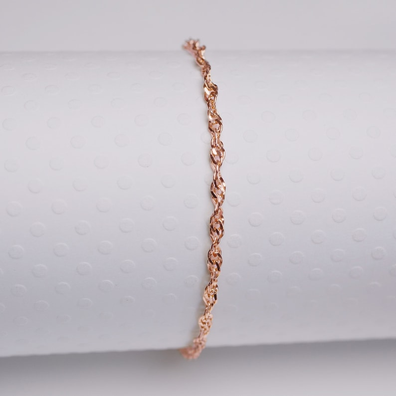 Shiny rose gold anklet with rope design