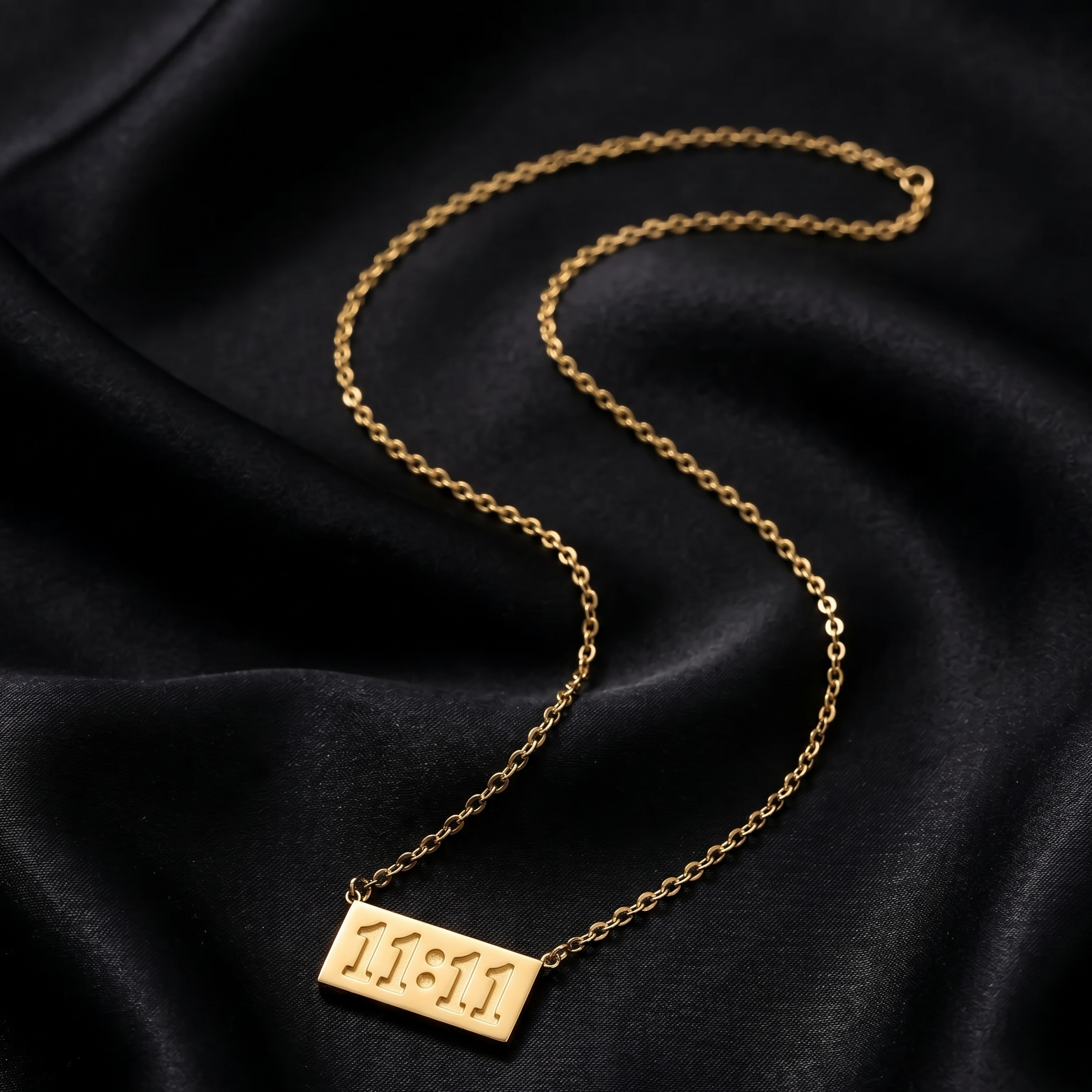 golden pendant necklace for women
