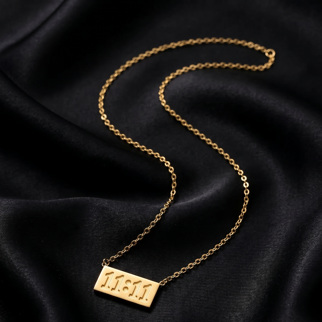 golden pendant necklace for women